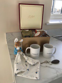 LoxleyHomes's tweet photo. These stunning #Bettys boxes are now included in all our #new #home welcome pack!

Included is: Bettys blend Coffee, Yorkshire tea, fruit cake, Yorkshire shortbread, chocolate orange biscuits and a lovely Betty's mug! https://t.co/Al8Oxskrsw