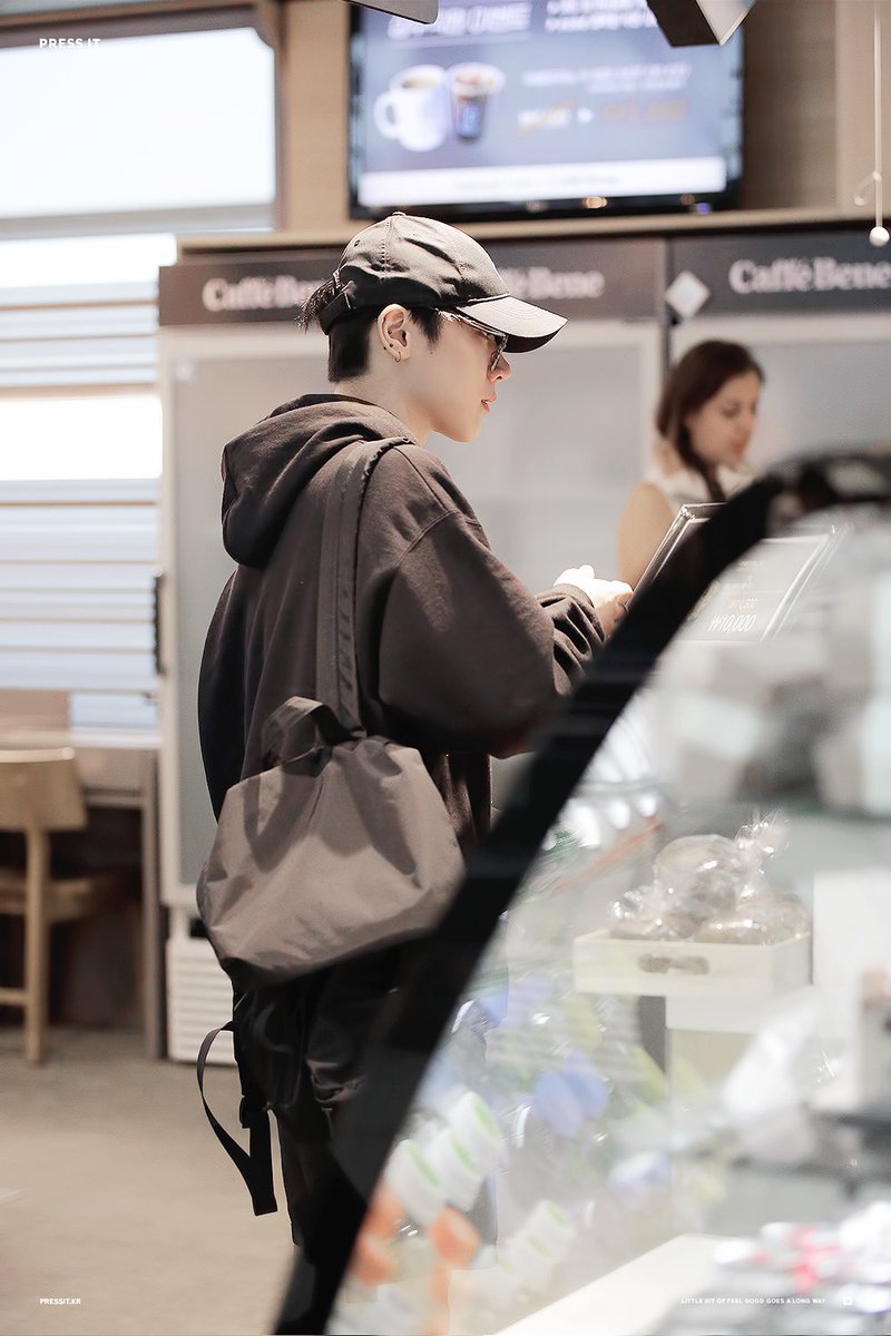 Pressit_kr's tweet photo. 170927 -2 #TEN 
캘빈 값까지 사랑하는 순간 ☕️ https://t.co/QOp4dPTCpg