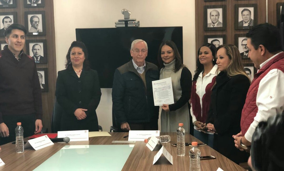 Nuvia_Mayorga's tweet photo. Acudí este día ante el órgano auxiliar de la Comisión Nacional de Procesos Internos, en #Hidalgo, a entregar la documentación para mi registro de precandidatura para el Senado, cuyo Titular es Gonzalo Badillo. https://t.co/XYZbhS1o6Y