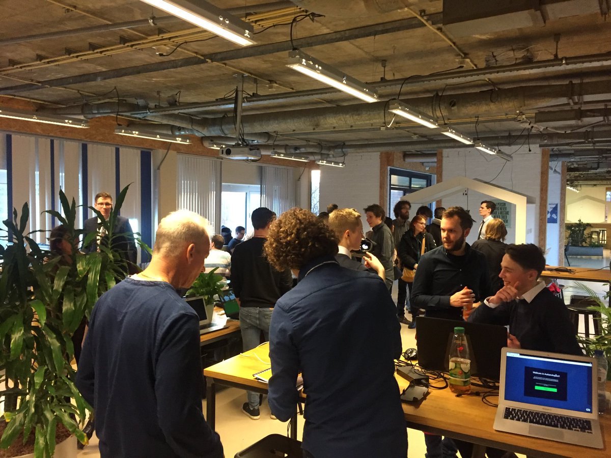 RobertStrijk's tweet photo. Ontzettend leuke en enthousiaste presentaties van studenten media technologie en sensor technologie van de @HSLeidenNL. Zij zijn aan de slag geweest met “Virtual reality” en “Internet of Things” oplossingen in de stad. Erg leuk om te zien. #economie071 bij @HUBspotLeiden https://t.co/Kn2FFKlAVN
