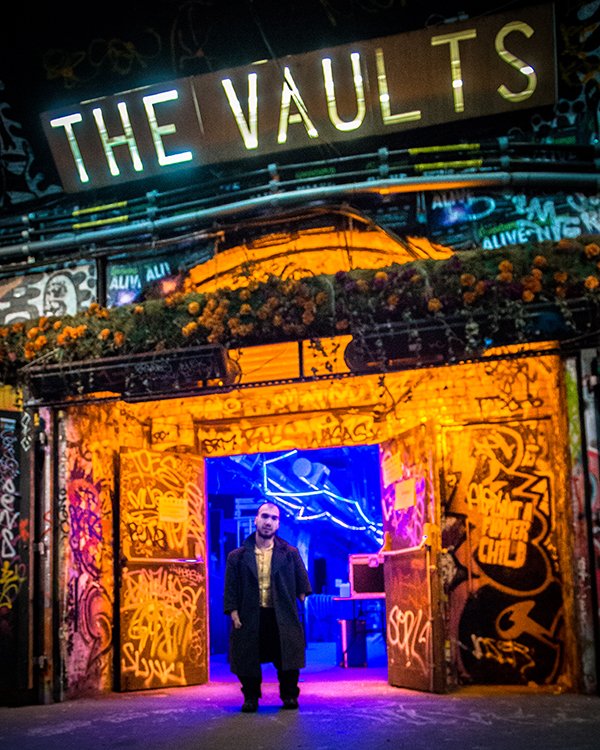 ayoungertheatre's tweet photo. Sponsored: He palms without palms and walks the Earth without feet. Catch the incredible and incredibly inspiring @mahdibuchinger this week only @VAULTFestival https://t.co/axVQqvMuje