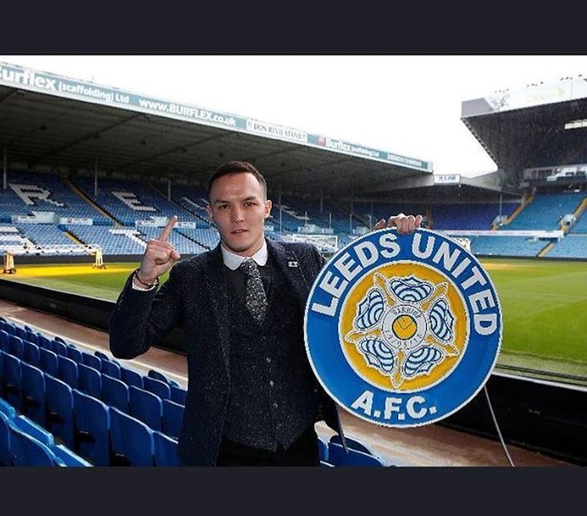 EamoV1's tweet image. retweet if you're sick of seeing this big shite wooden fucking badge