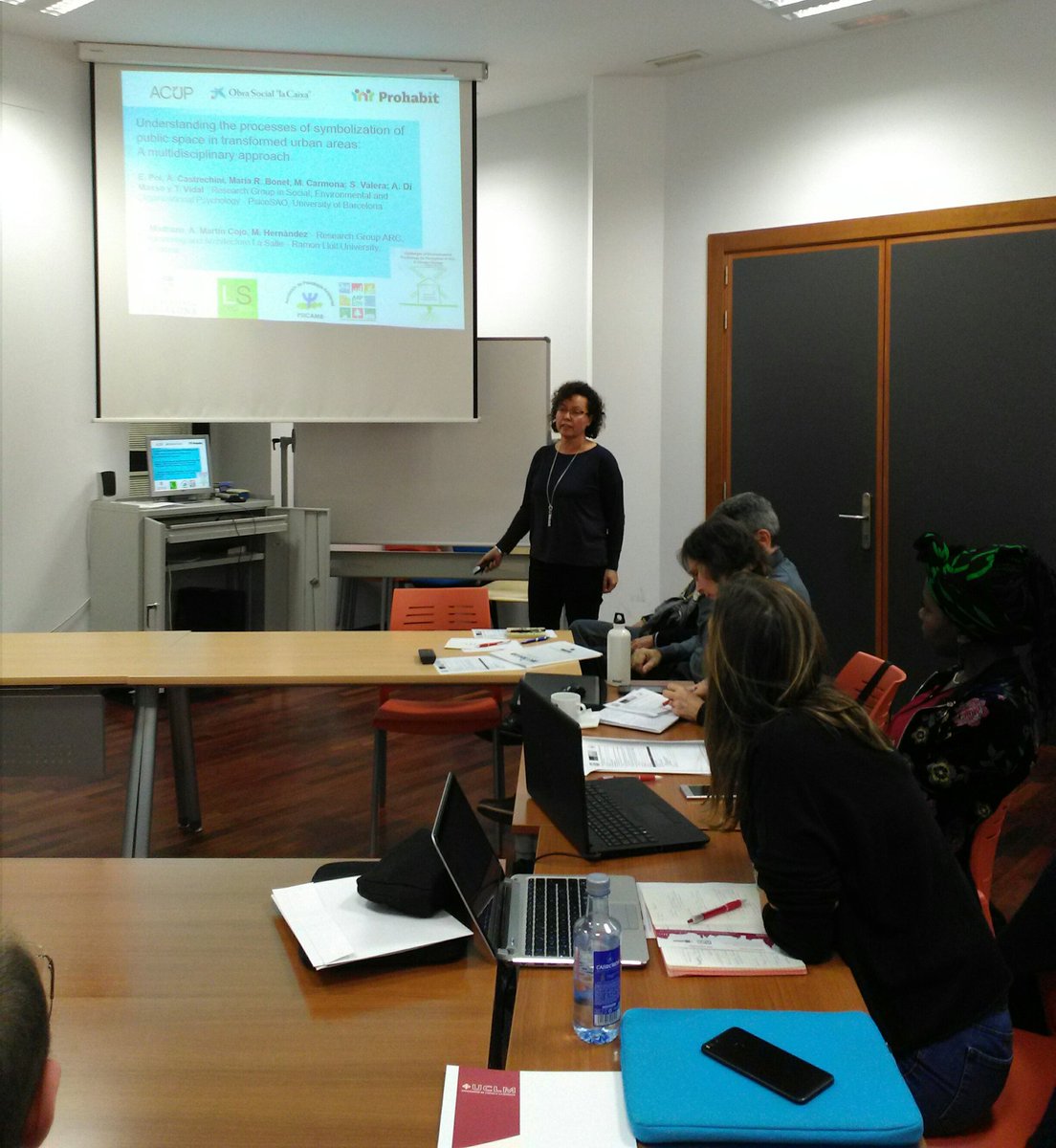 C_NuncaJamas's tweet photo. Turno de PROHABIT: "Multidisciplinary analysis of the lived environment to promote the implementation of the right to the city" habla @AngelaCastrechi sobre su equipo transdisciplinar arquitectura/psicología #psicambnetwork @AsocPsicamb @asso_arpenv https://t.co/cbJr58hyvR
