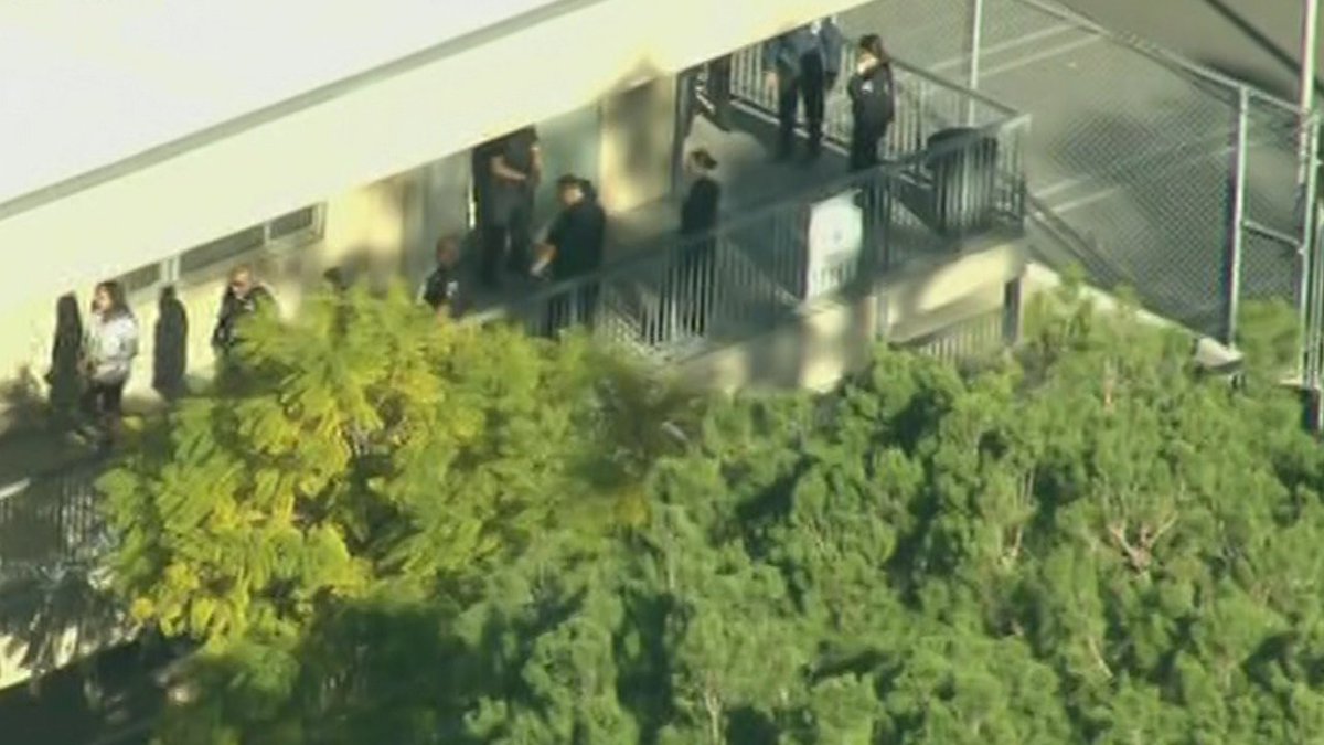 WATCH LIVE L.A. school shooting injures 2 students, suspect arrested bit.ly/2DT52ey?utm_so… https://t.co/w0MorbwfiC