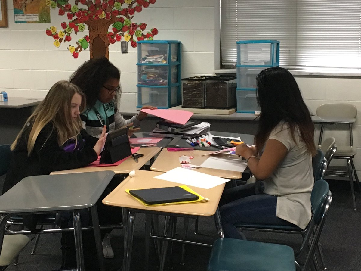 GlobalHawksDMS's tweet photo. Global students are making valentines as part of @RepAndreCarson’s Valentines for Veterans initiative! Giving back to those who have given so much! ❤️ 🇺🇸 https://t.co/oapwoOO4tv