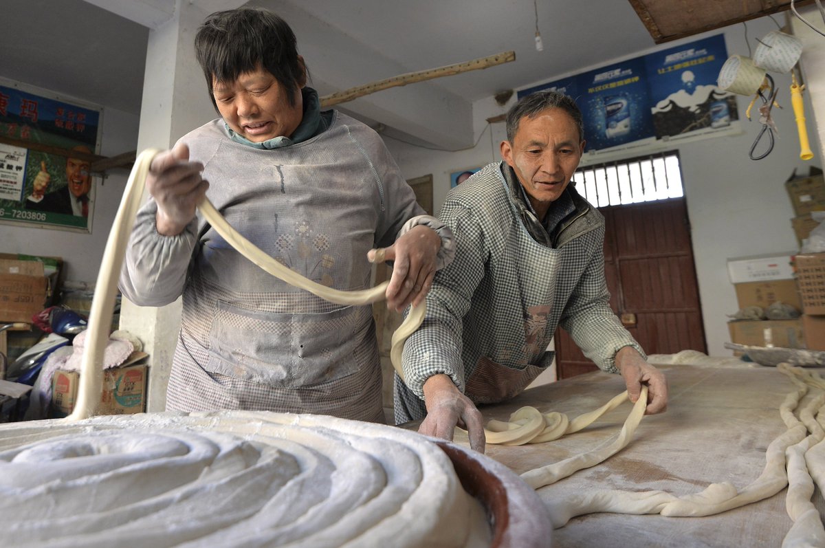 XHespanol's tweet photo. Mira cómo en la villa de Wulangmiao del condado de Yangxian, provincia de Shaanxi, en el noroeste de #China elaboran los #fideossecos hechos a mano https://t.co/pQYdo1zW7R