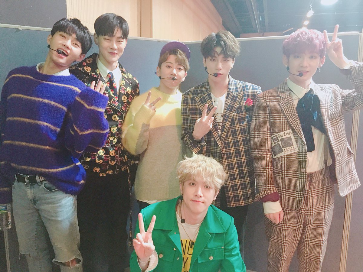 [#JBJ_TODAY] 오늘도 많은 조이풀 와줘서 너무 고맙고 큰 함성소리로 응원해줘서 너무 뿌듯했어요!! 오늘도 우리 조이풀 만나서 기분 좋아라~ 오늘도 보고 내일도 보고 계속 만나요! 뿅! 🍓😑😲🕺🏻😬🔥
