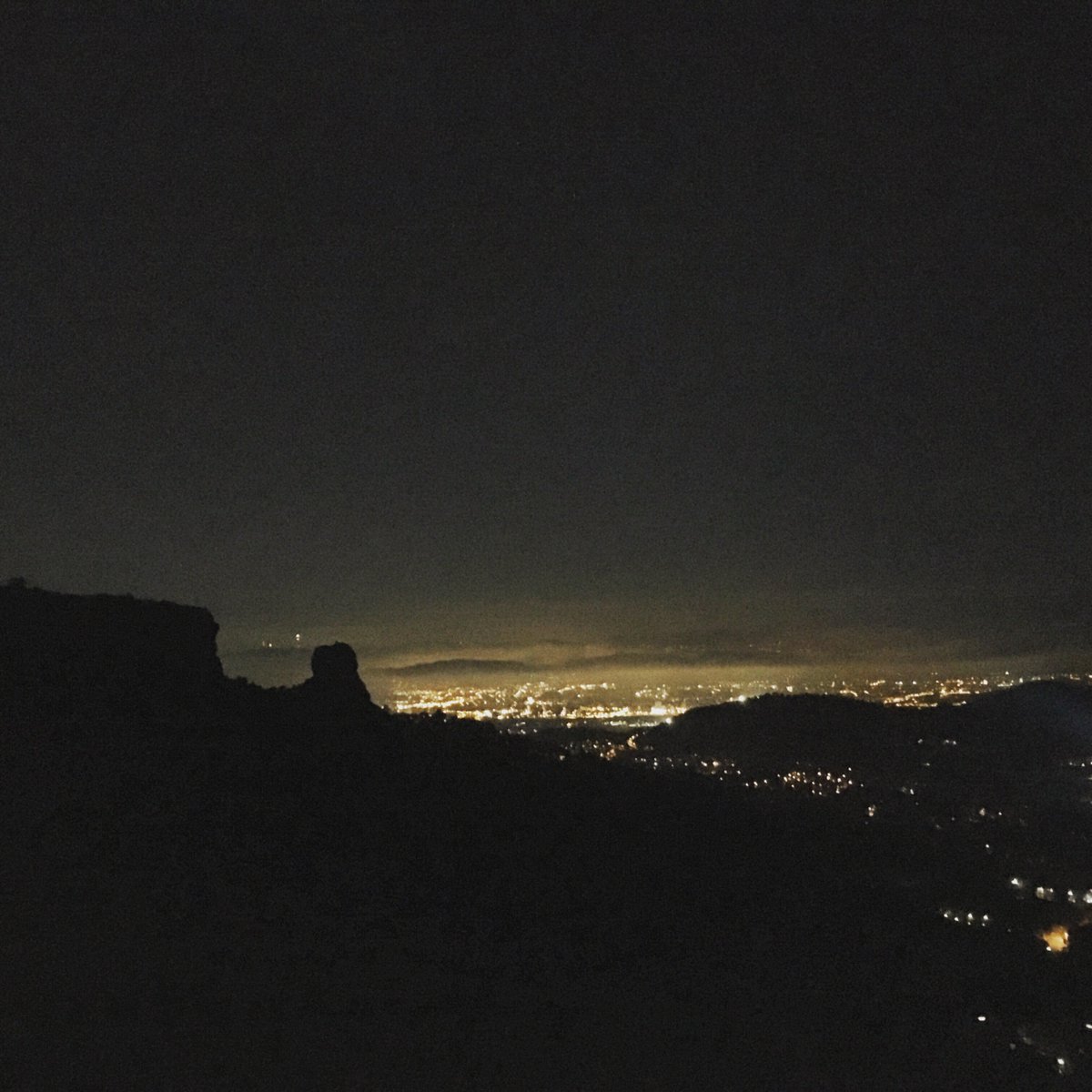gambejants's tweet photo. Noche de #lunaazul que aprovechamos para estirar las piernas y hacer unos kilometritos subiendo a #lamola. De fondo relieve del#cavallbernat i #elvallès iluminado #OITW #trailwalker2018 #amor @oxfamintermontrailwalker https://t.co/nA84nbOpte