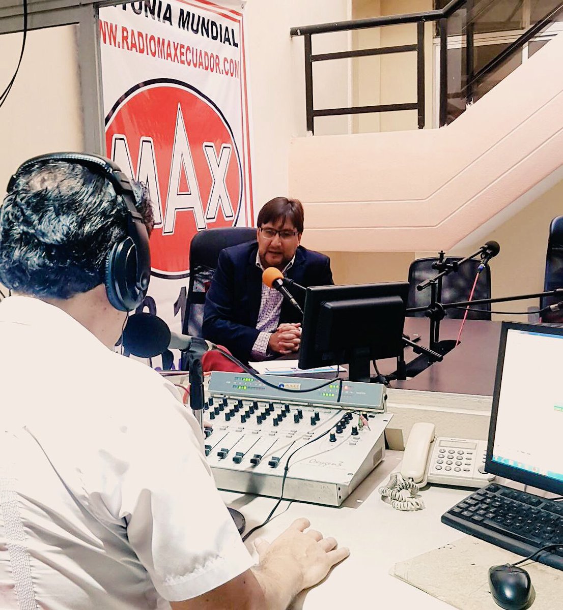 Estamos en vivo en Radio Max Ecuador, es importante que se conozca que se están repartiendo la Patria, abierta y descaradamente. Son de una vergonzosa doble moral: criticaban la supuesta repartición de los poderes del Estado y ahora la promueven. #EcuadorDiceNO