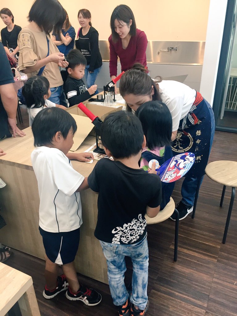 Kids_Support's tweet image. 昨年10月に愛媛県新居浜市のあかがねミュージアムで開催しました「東日本大震災風化防止・缶バッジワークショップ」を来年度も開催いたします。あかがねミュージアム運営グループとヤヒロラボの共催です。詳細が決まりましたらお知らせいたします。次回もたくさんの皆様のお越しをお待ちしております！