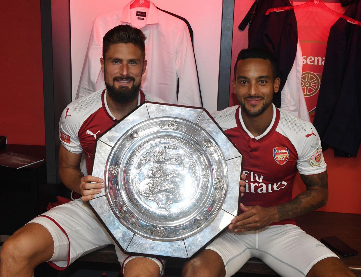 theowalcott's tweet image. Best of luck to a great team mate, top player &amp;amp; most of all a good friend @_OlivierGiroud_ 👏🏽🙌🏽