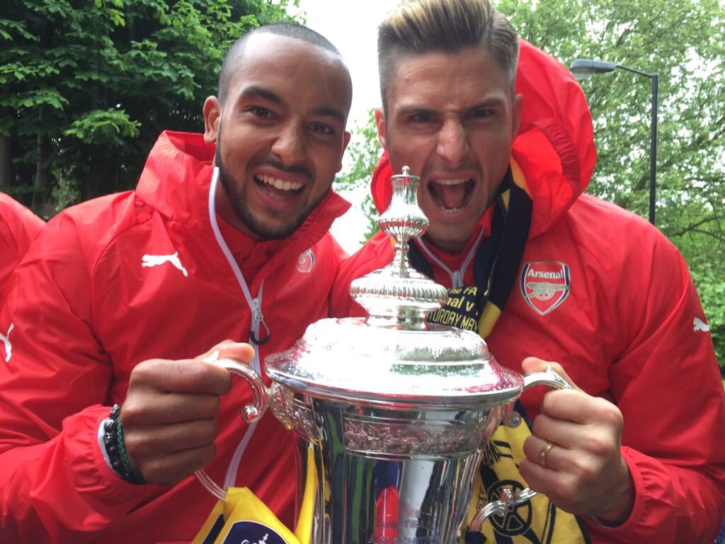 theowalcott's tweet image. Best of luck to a great team mate, top player &amp;amp; most of all a good friend @_OlivierGiroud_ 👏🏽🙌🏽