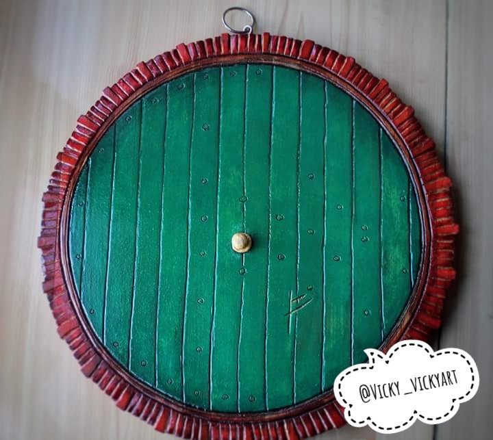 iamvickyart's tweet photo. ¡Y así quedó acabado!

#TheHobbit #thelordoftherings #Woodworking #Vickyart https://t.co/LdjlNvkrAn