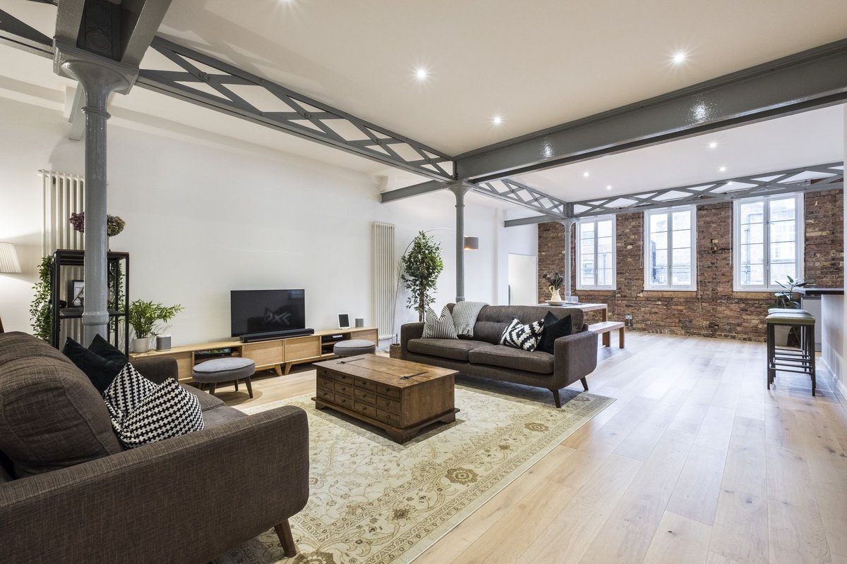 This newly refurbished 2000sqft lateral loft occupies the second floor of a former Victorian Ironworks in central #Shoreditch, moments from #LiverpoolStreet station #London socsi.in/VLFBm