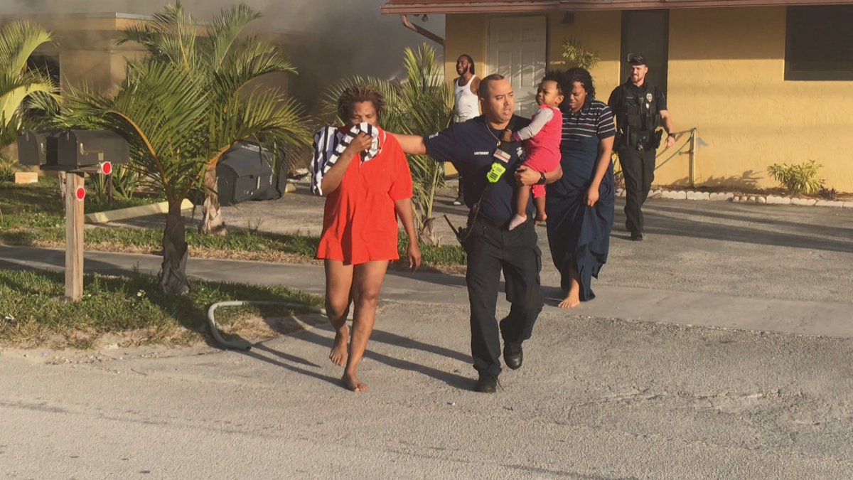 Good Samaritan helps rescue woman, baby from fire at Hollywood home bit.ly/2s4qmIH?utm_so… https://t.co/ZlAocmgAcF