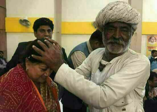 Schoudhary_Rj21's tweet photo. 2018 में बाई चाली सासरियें ।(विदाई समारोह)
#ModiNomics18
#NarendraModi
#hanumanbeniwal
#BJP4Rajasthan https://t.co/rIHIFIKli9