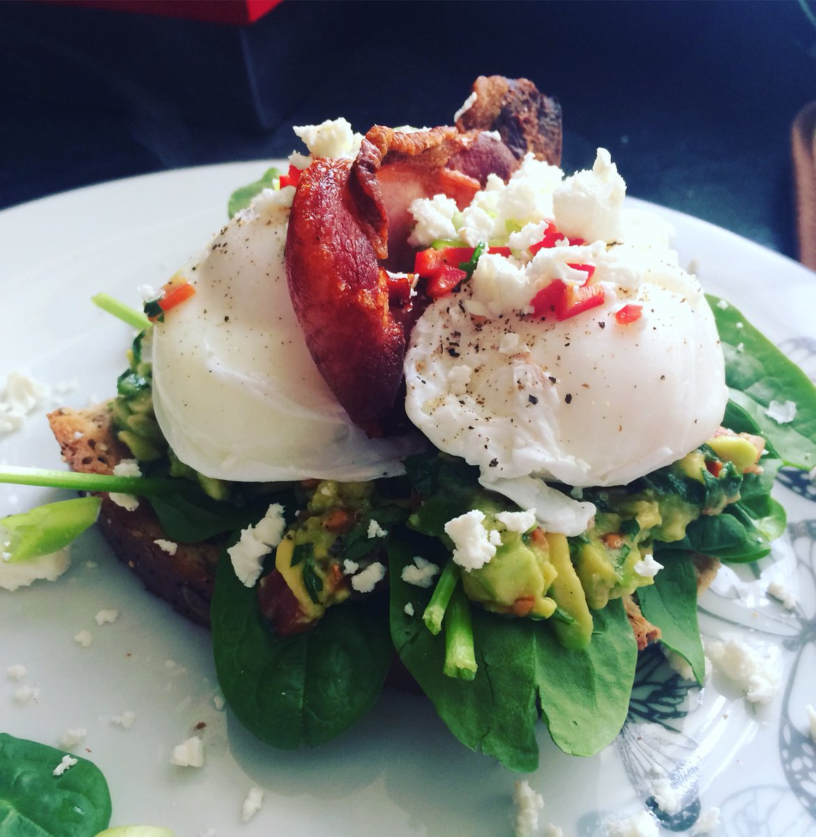 thepulledswine's tweet photo. Raby eggs 🥚 oak smoked Cheshire bacon 🥓 cherry tomato 🍅guacamole 🥑spinach, feta and chilli 🌶 on 1 toasted slice of granary 🍞Perfect post workout lunch 💪🏼 bursting with nutrients and on the plate in less than 10 mins 💥💥💥 #avocado #spinach #freerange #local #nutritious # https://t.co/HJ5MpDOnfj