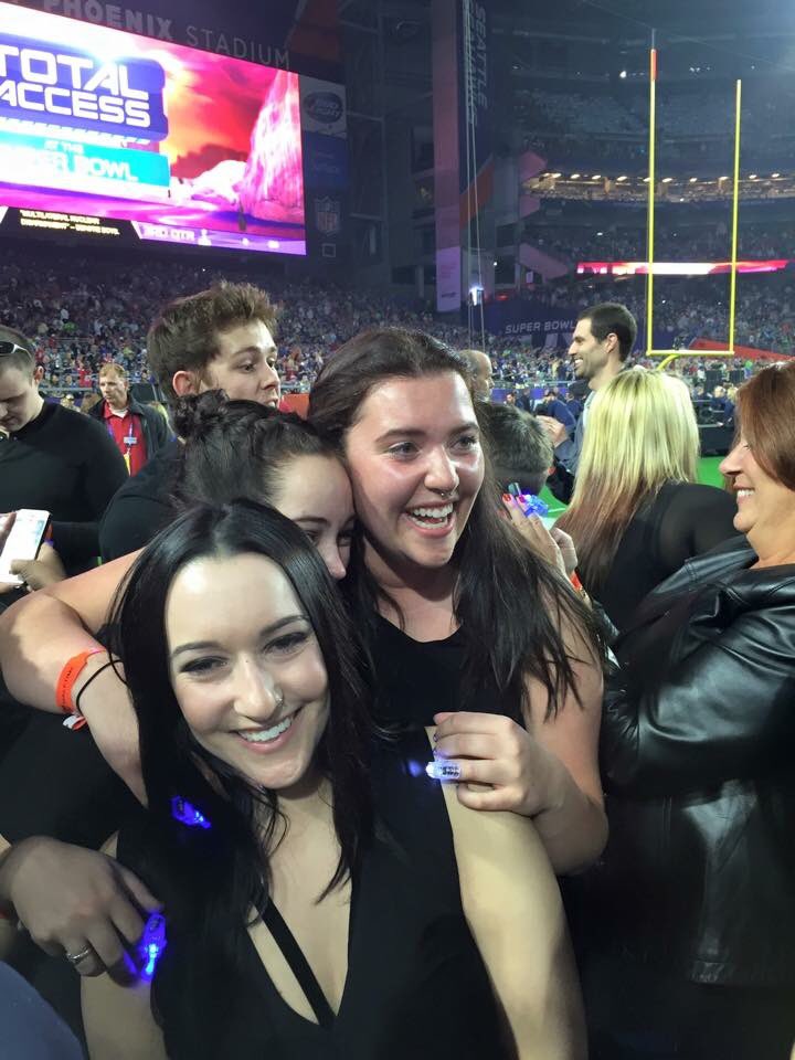 babeiluvyoualot's tweet photo. 3 years ago today all securities eyes were on me because no one trusted that I wouldn’t rush the field, even my mom was holding on the the back of my dress. Sports suck but the 2015 Super Bowl will always have my heart ♥️ #XLIX #HypedForHalftime https://t.co/CB8ugRF5jq