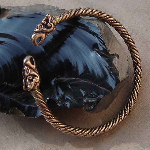 NEU! Armreif aus Bronze mit Wikinger Motiv Raben drachensilber.de/wikinger-armre…