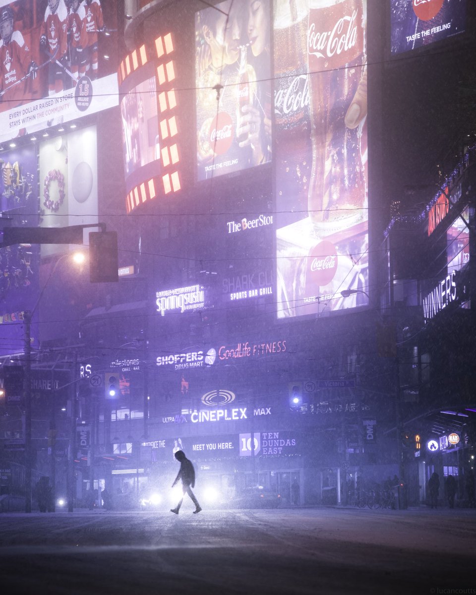 UnboxTherapy's tweet photo. This is an actual photo, of an actual city. Toronto by @lucancoutts https://t.co/G6mbr3tTBQ