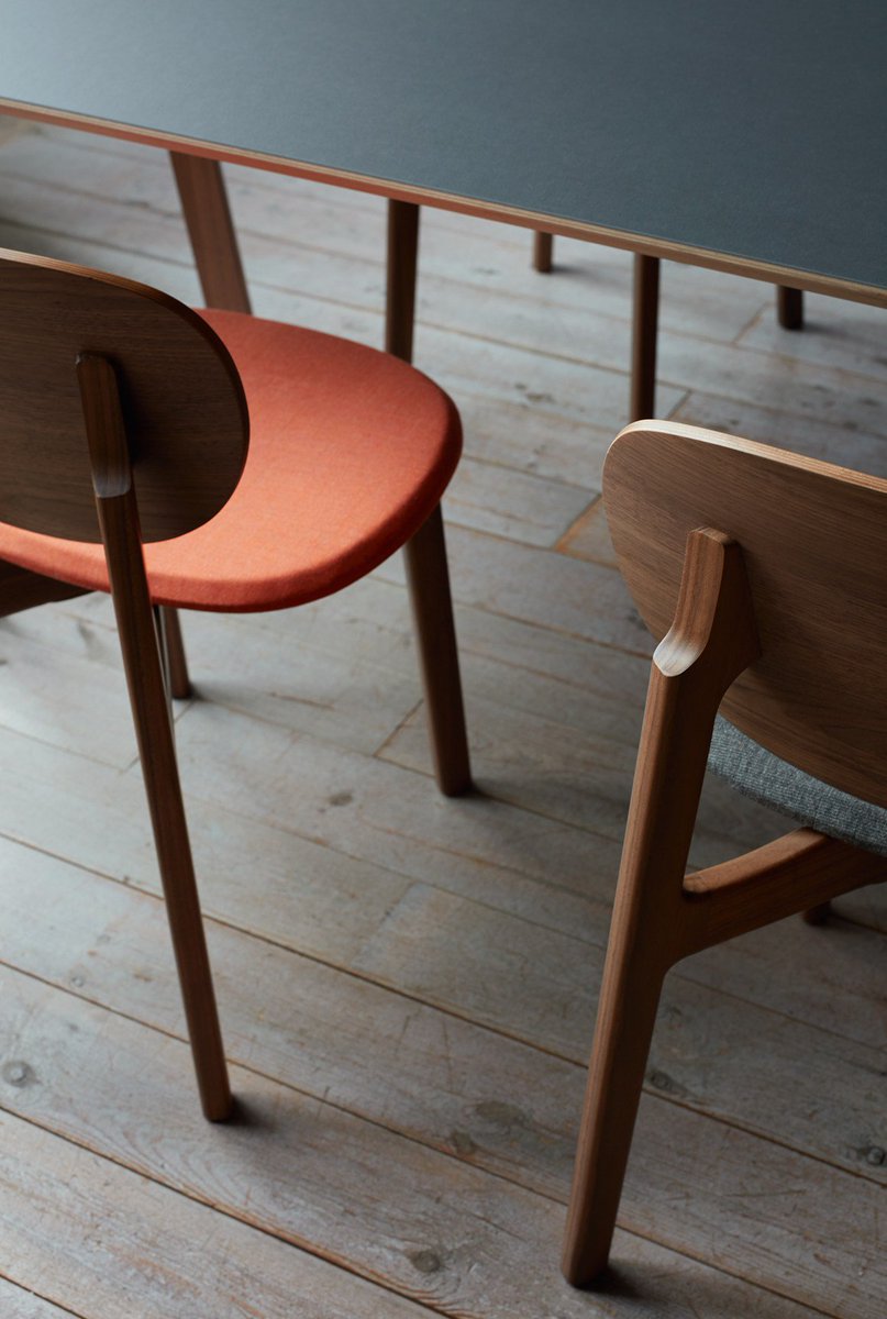 archiproducts's tweet photo. Designer duo at #Formstelle has developed for #Zeitraum a family of chairs of sculptural character. The expressive wooden frame of #Zenso incorporates two floating circles, the seat and back of the #chair: https://t.co/wGXnjVDCEn https://t.co/rUjWKz6RJg