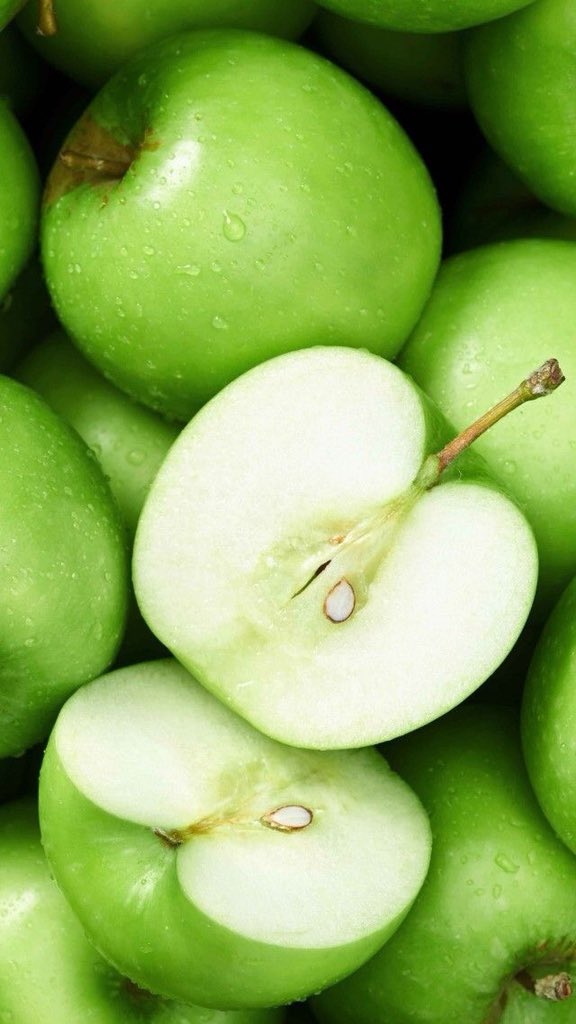 Эпл грин яблоко. Грин эппл green apple. Красивое зеленое яблоко. Зеленые яблоки на столе. Яблоки фон.