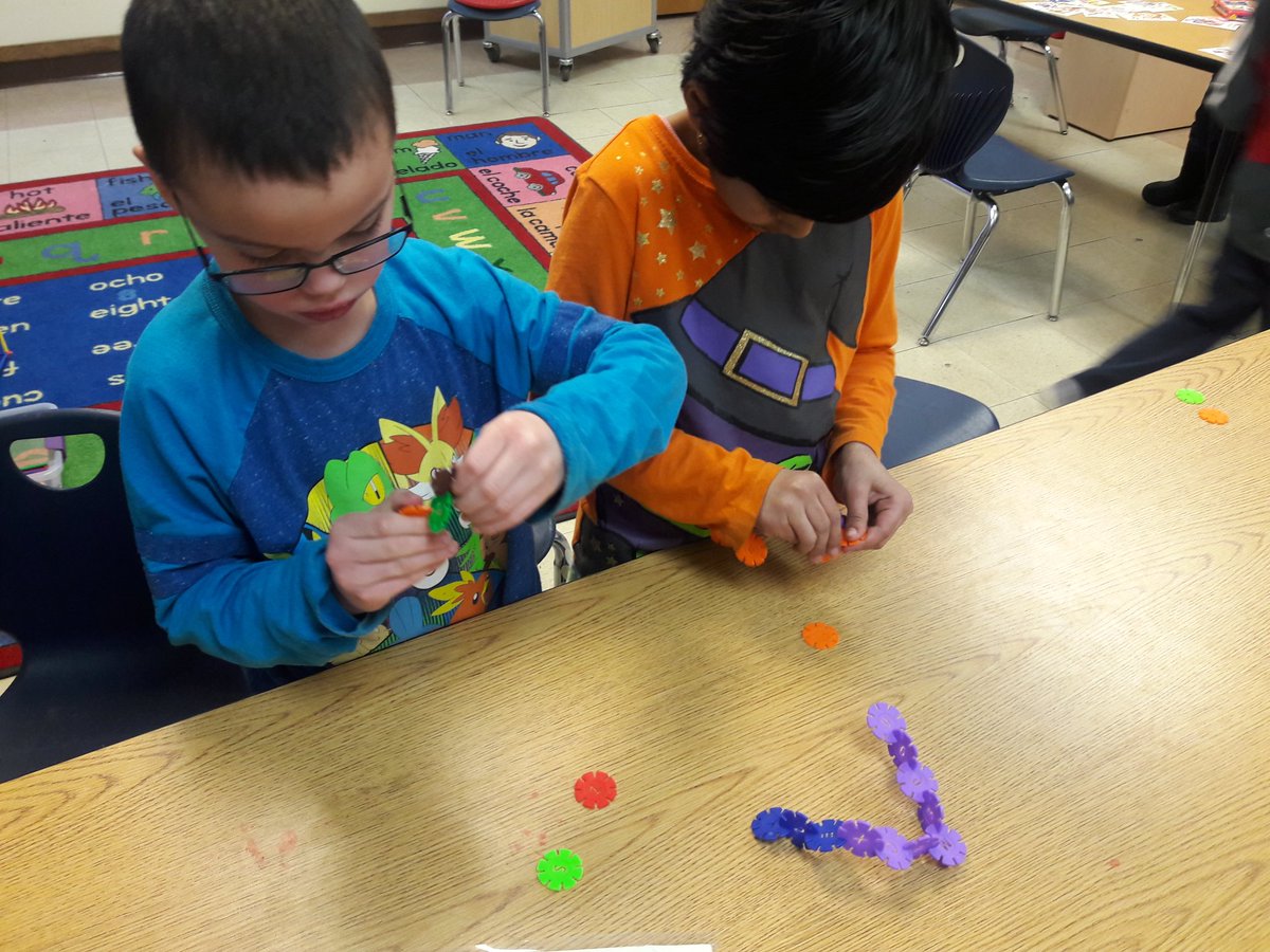 Making vocab come alive en la clase de español-casa grande, casa pequeña #d97Spanish #holmeshawks #oakpark97