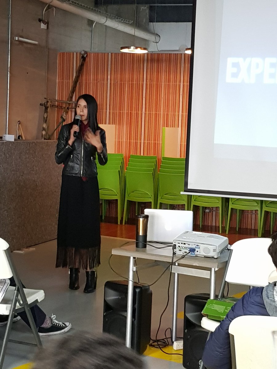 nayebonis's tweet photo. GABY MEZA CON Z, @gabymeza8 en conferencia con mis alumnos de Secundaria, hablando de cortometraje. Millones de gracias.  #conferenciacineprimerospasosproyectoescolar. https://t.co/3IqutNBwEx