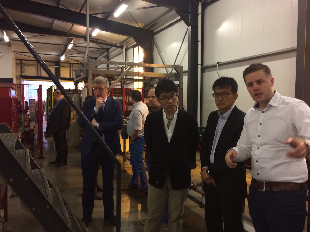 Samen met telers van Prominent en TU-Delft vanmorgen Panasonic ontvangen bij Schenkeveld Tomaten.
Prototype oogstrobot werkt. Nu naar de volgende stap!
Gaaf om te verbinden. Win-win-win. <a href="/tudelft/">TU Delft</a> <a href="/promtomatoes/">Prominent tomatoes</a> <a href="/panasonic/">Panasonic</a> @RaboZHMidden <a href="/rschenkeveld/">Richard Schenkeveld</a> <a href="/PatriciaAmmerl/">Patricia Ammerlaan</a> <a href="/InnoQuarter/">InnovationQuarter</a>