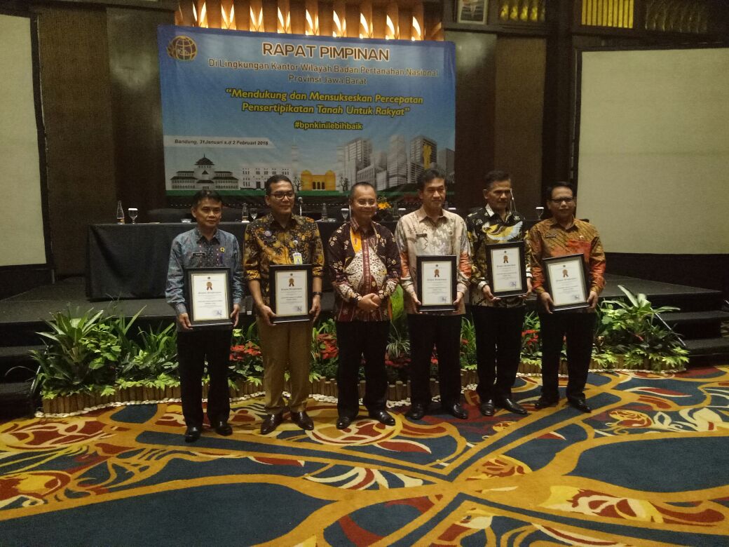 Alhamdulillah, Kantor Pertanahan Kab. Cirebon meraih 6 Penghargaan untuk pencapaian kinerja di Th. 2017 berkat dukungan semua pihak pada @bpn_kabcirebon
