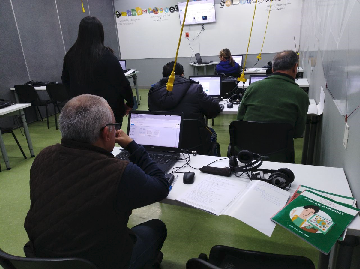 SalvaFdezAyala's tweet photo. En #PuntoMexicoConectado se brinda la oportunidad a niños, jóvenes y adultos mayores a acercarse y conocer las tecnologías de la información con sus cursos gratuitos. En Febrero, arranque en Computación Básica. Te esperamos en Av. Mariano Otero #3285 para que te inscribas. #EnFeb https://t.co/pPJp68TjLM