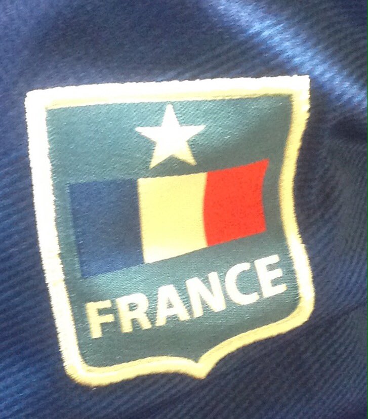 #EMCSymboles Voici le drapeau tricolore que nous avons photographié sur le maillot de foot de Léo.