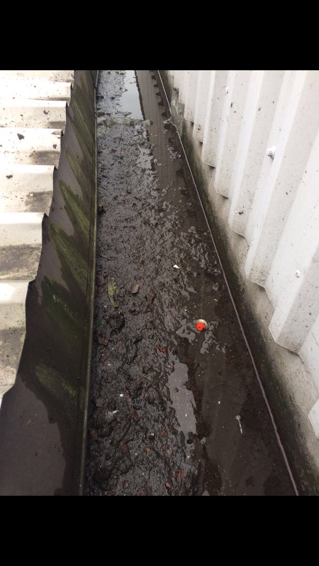Guttering in central London, its a good day for Waterproofing buildings ☔️