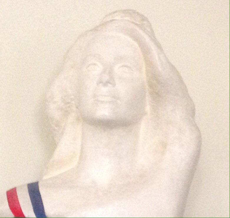 #EMCSymboles Voici le buste de Marianne que nous avons vu dans la salle du Conseil de la Mairie.