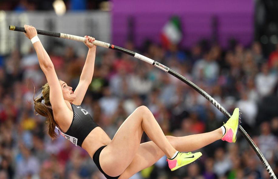 UNSSGironde's tweet photo. Voici l'une des surprises du #Championnat de #France @UNSS d'#Athlétisme Indoor : une démonstration de #saut à la #perche par des athlètes de haut niveau ! ✨

Ce sera Samedi soir à 19 h ! Cette démo est ouverte au public, on vous attend au Stadium Vélodrome de @Bordeaux ! https://t.co/0uFKj4G5wR