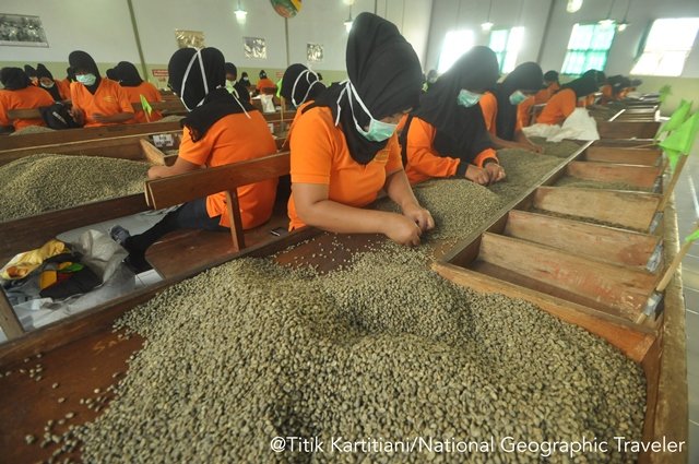 kartitiani's tweet photo. Sebuah Zaman di Secangkir Kopi (National Geographic Traveler, September 2016) https://t.co/mtsAFzYEvB https://t.co/L9yonWdIVm