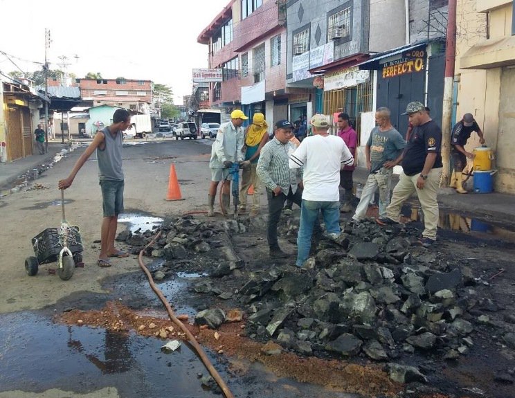Org_Comunal's tweet photo. #UnEquipoQueTrabaja  Ejecutan reparación de red de aguas servidas en sector La Esperanza de San Félix https://t.co/14PBCDtzGX #JuntosPodemosMas https://t.co/y3p7Hcw0Pk