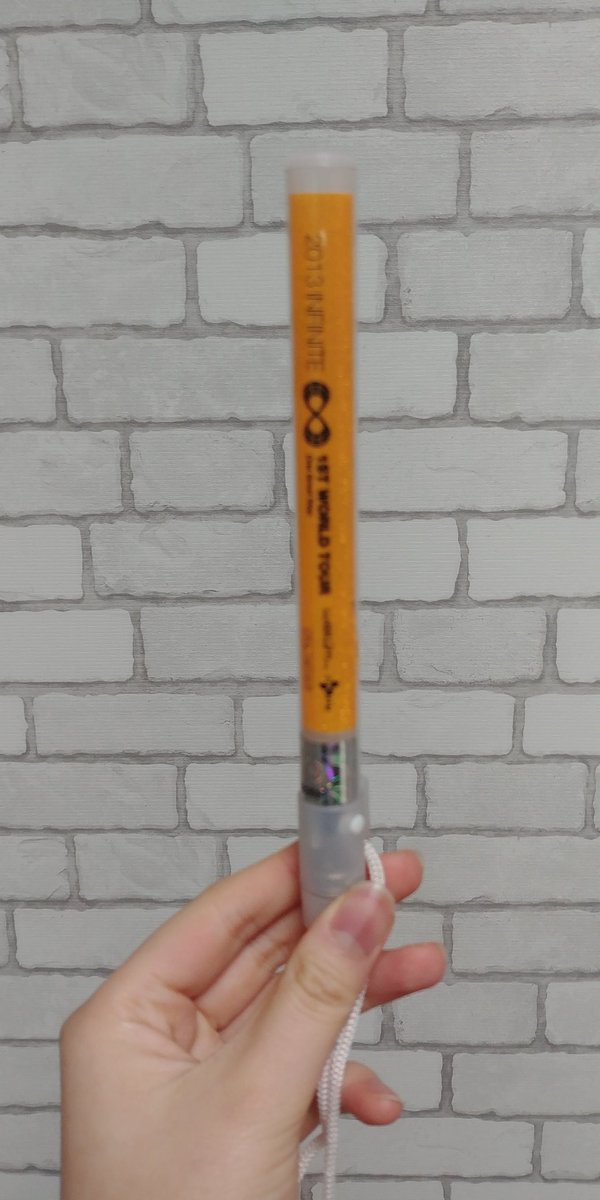 thebigissue2's tweet image. &amp;lt;2013첫월드투어야광봉&amp;gt;
응원봉이 생기기 전! 공식굿즈 첫월드투어 야광봉 팝니다
인피니트 멤버 세명의 싸인이 있는 디자인이구요! 운포택포 만원에 +무지 야광봉도 함께 드립니다!!
#인피니트 #판매 #인피니트물품 #야광봉 #양도 #인피니트