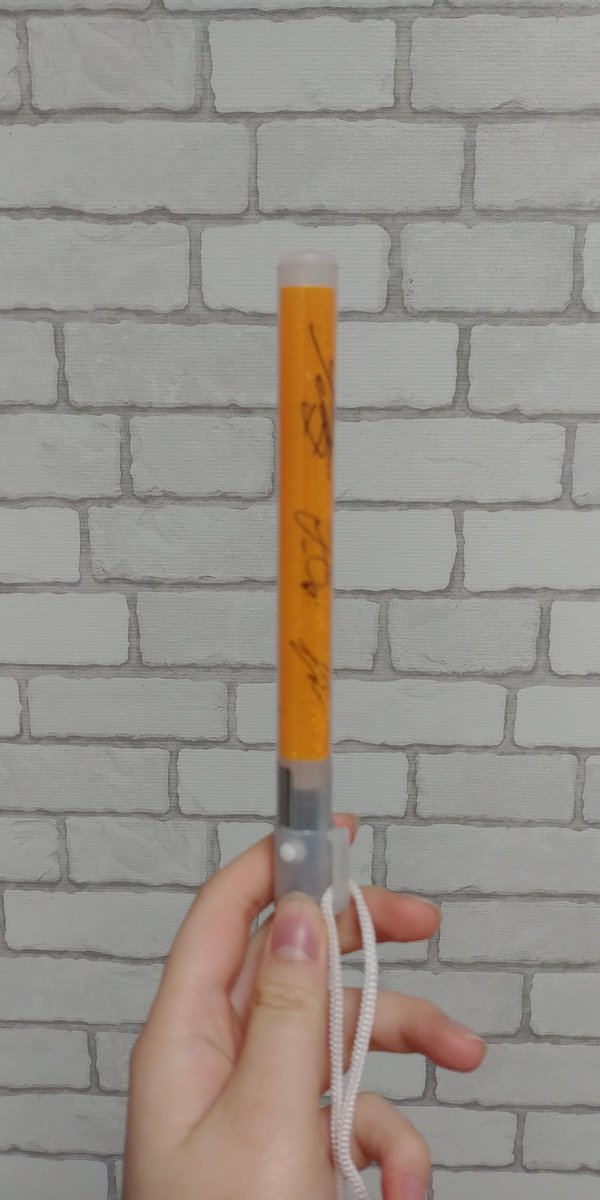 thebigissue2's tweet image. &amp;lt;2013첫월드투어야광봉&amp;gt;
응원봉이 생기기 전! 공식굿즈 첫월드투어 야광봉 팝니다
인피니트 멤버 세명의 싸인이 있는 디자인이구요! 운포택포 만원에 +무지 야광봉도 함께 드립니다!!
#인피니트 #판매 #인피니트물품 #야광봉 #양도 #인피니트