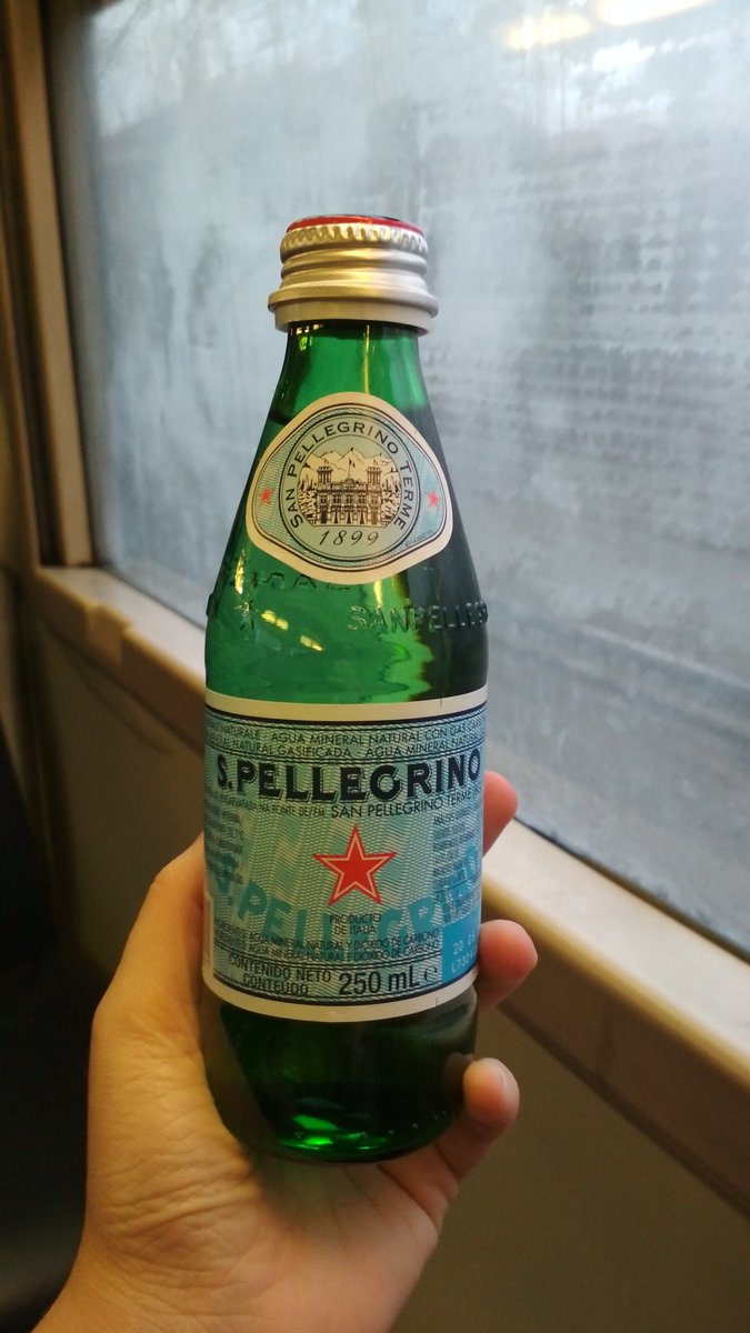 #messageinabottle🍾: vi siete mai fermati a riflettere quante persone è lavoro ci sono dietro questa bottiglietta 😙? Tour allo stabilimento di <a href="/SanPellegrino/">S.Pellegrino US</a> con <a href="/ariannavise/">Arianna Visentini</a> <a href="/ElisabettaDall3/">ElisabettaDallavalle</a> <a href="/VariazioniSrl/">Variazioni Srl</a> #smartworking #smartproduction #smartcompanies