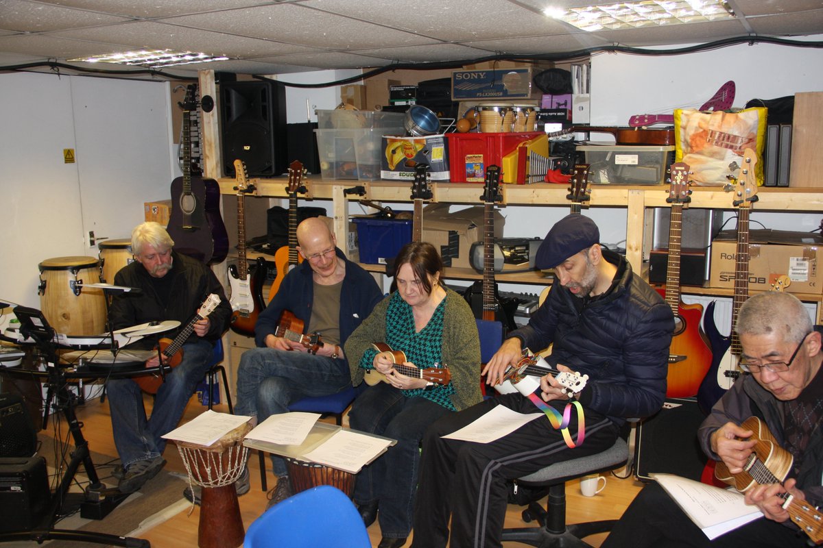 blueSCItrafford's tweet photo. Thursday's here @blueSCItrafford with Art class at 10am #arts&minds, #theatreofthesenses at 1pm, and #seedstudios ukulele at 1pm and #chainlink bike maintenance. https://t.co/xHdTO1Xjq7