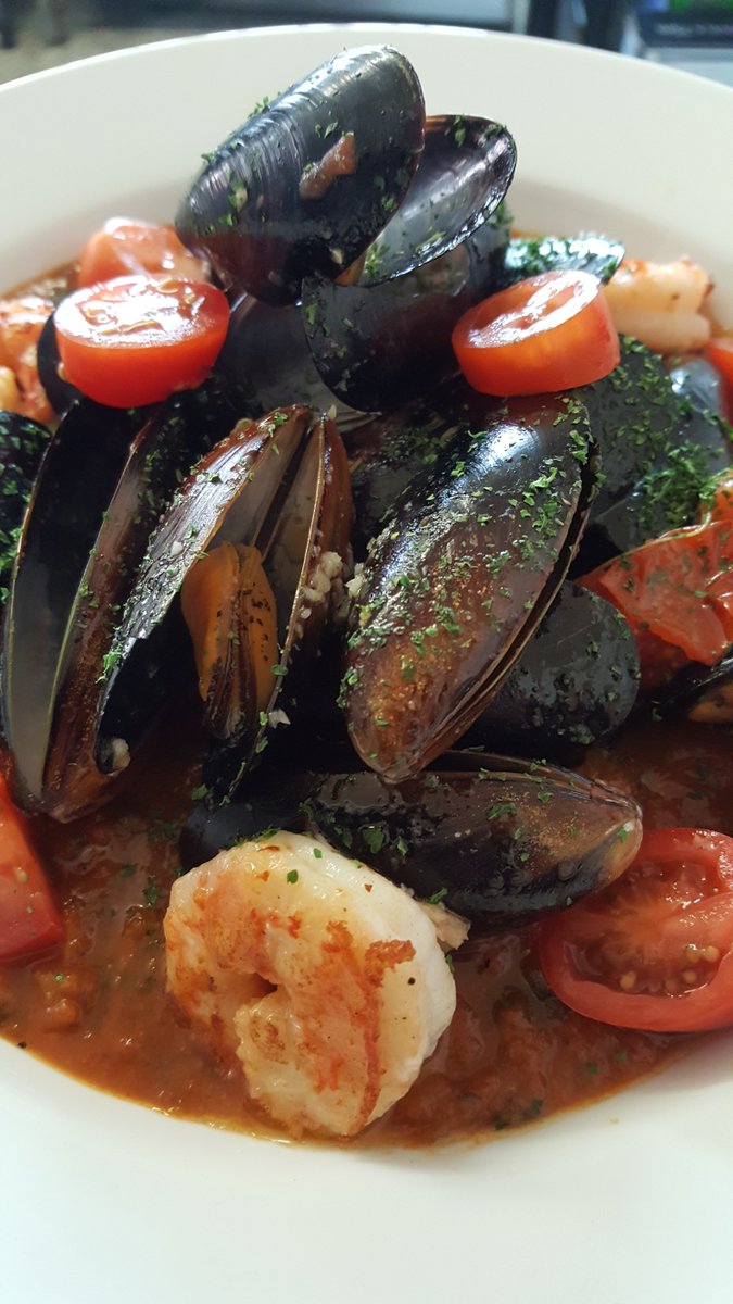 pastabilitynott's tweet photo. This week Pastability's FRESH FISH FRIDAY is: COZZE CLEOPATRA.
Mussels and King Prawns with a Creamy Tomato  Salsa, Fresh Sliced Barra Gallega Bread and Lemon. https://t.co/q1ZIRuPtgM