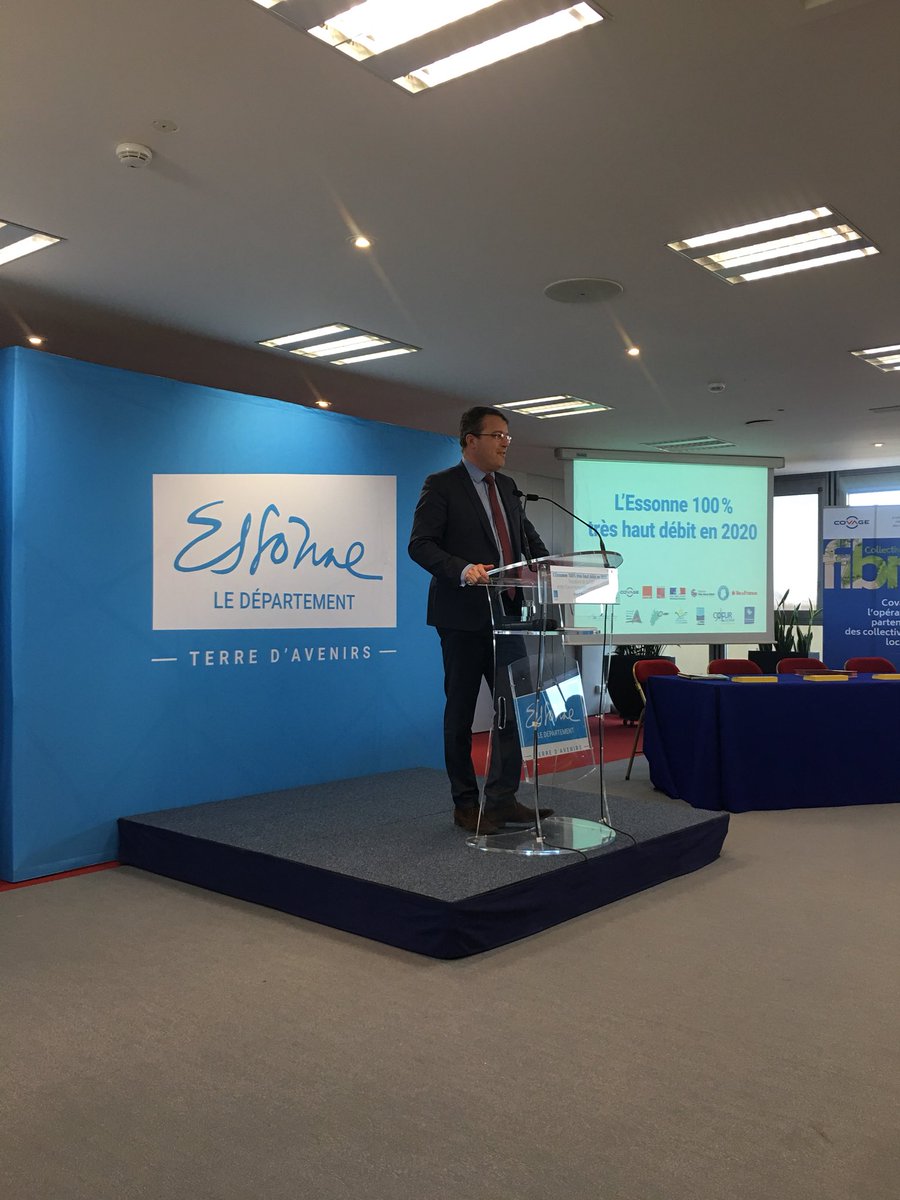 GrosAurelie's tweet photo. Signature avec @durovray , @vpecresse et @J_Denormandie au @CDEssonne de la DSP avec @Covage_IDF  @Orange_France : la fibre et le très haut débit dans tout le département.  l’Essonne 100% très haut débit en 2020 @iledefrance @RepIDF #Terred’Avenirs https://t.co/GnwPUs9nBe