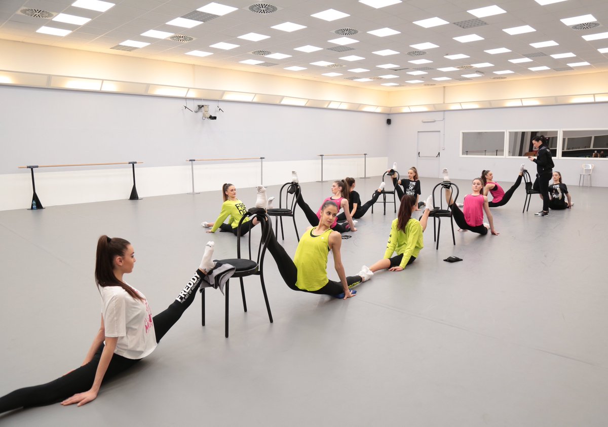 Il riscaldamento nella palestra di <a href="/AmiciUfficiale/">Amici Ufficiale</a>...Presto vedremo le nostre campionesse in azione 😉

#FarfalleFreddy #amici17 #freddy #theartofmovement