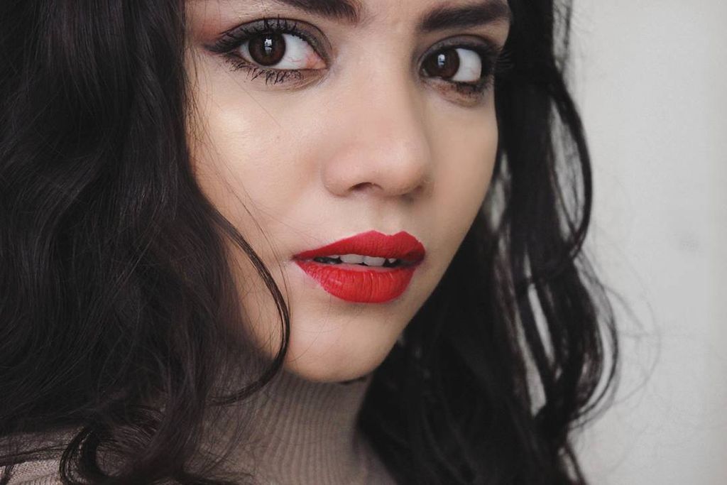 trySUGAR's tweet photo. Gear up early for some weekend fun with an indulgent dash of #DropDeadRed from the Smudge Me Not Liquid Lipstick Collection. Swipe it on once & flaunt classic matte red lips throughout the day till the night! Raachnah shows you how! Shop now https://t.co/QqfqKPQCI4 https://t.co/NsMpjAA9AA