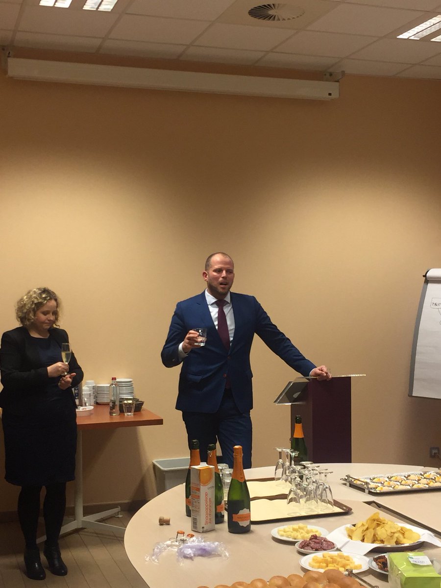 FranckenTheo's tweet photo. Gezellige late nieuwjaarsdrink met de medewerkers van de Dienst Administratieve Vereenvoudiging. Hard werkend team! 👍❤️ https://t.co/u5wiKnHpgq