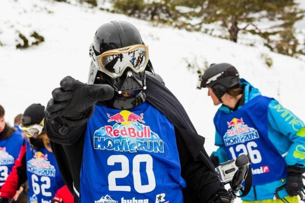 ¡Vuelve el Red Bull Home Run! @AramonFormigal será el escenario de la nueva edición de la carrera más alocada de la nieve. ¡Carreras, disfraces y buen rollo asegurado! Apúntate en... bit.ly/RedBullHomeRun…