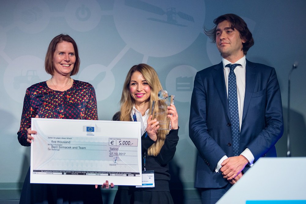 #ThrowbackThursday: Congratulations to the <a href="/EU_Commission/">European Commission</a>'s #Copernicus   B2B Challenge winner <a href="/farmAR_Agri/">farmAR</a> – Making the invisible visible. The app adds an extra layer of 3D information to a phone’s camera display enabling #smartfarming. More info: copernicus-masters.com/winner/farmar-… 🚜🇪🇺