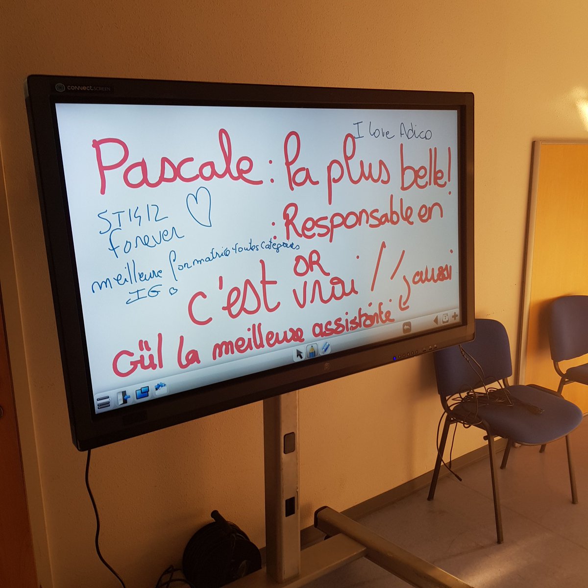 EmmanuelViv's tweet photo. #test écran ça avance. On cherche les #usages.. Bon en tout cas ça nous amuse 😁 #innovation #coltter #oise https://t.co/9Kig6fVxtC
