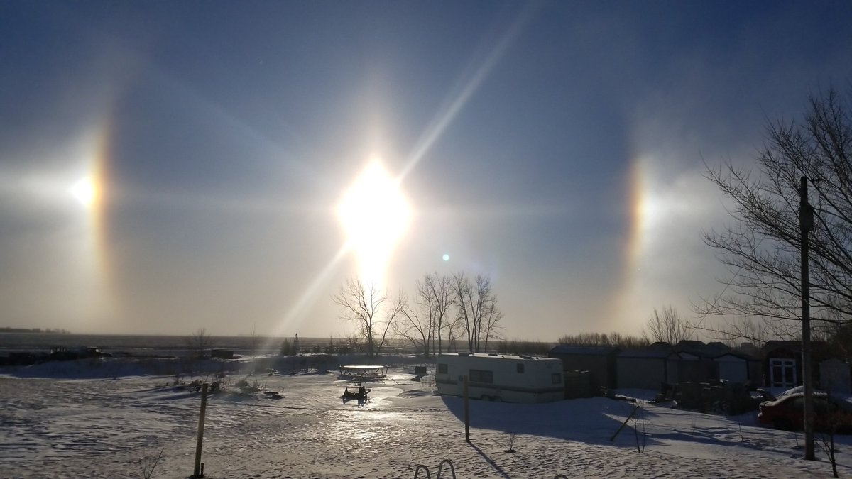 Bomber_Reaper's tweet photo. You know it's cold when the sun is already wrapping it self to keep warm. #sundogs #thisismanitoba #isitcold? https://t.co/rNsY7dGFLl